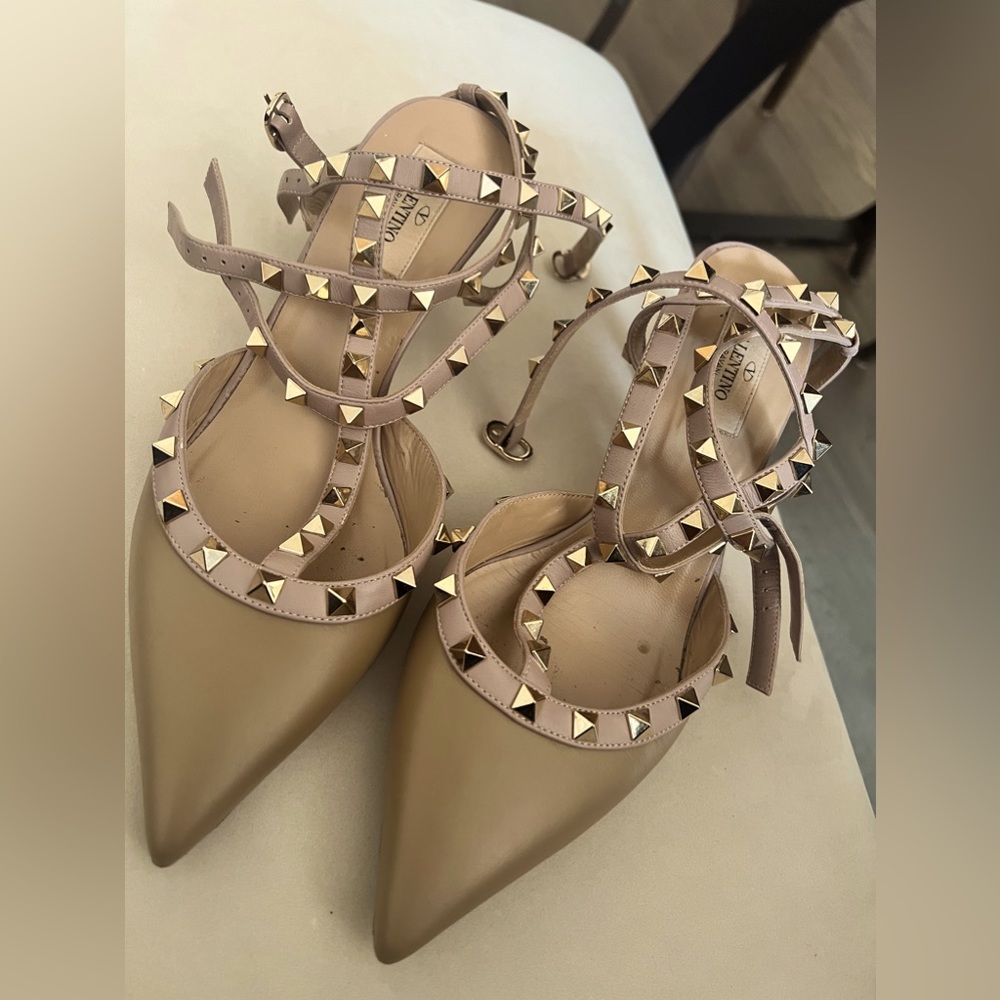 Beige Valentino rock stud kitten heels. Size 39.5